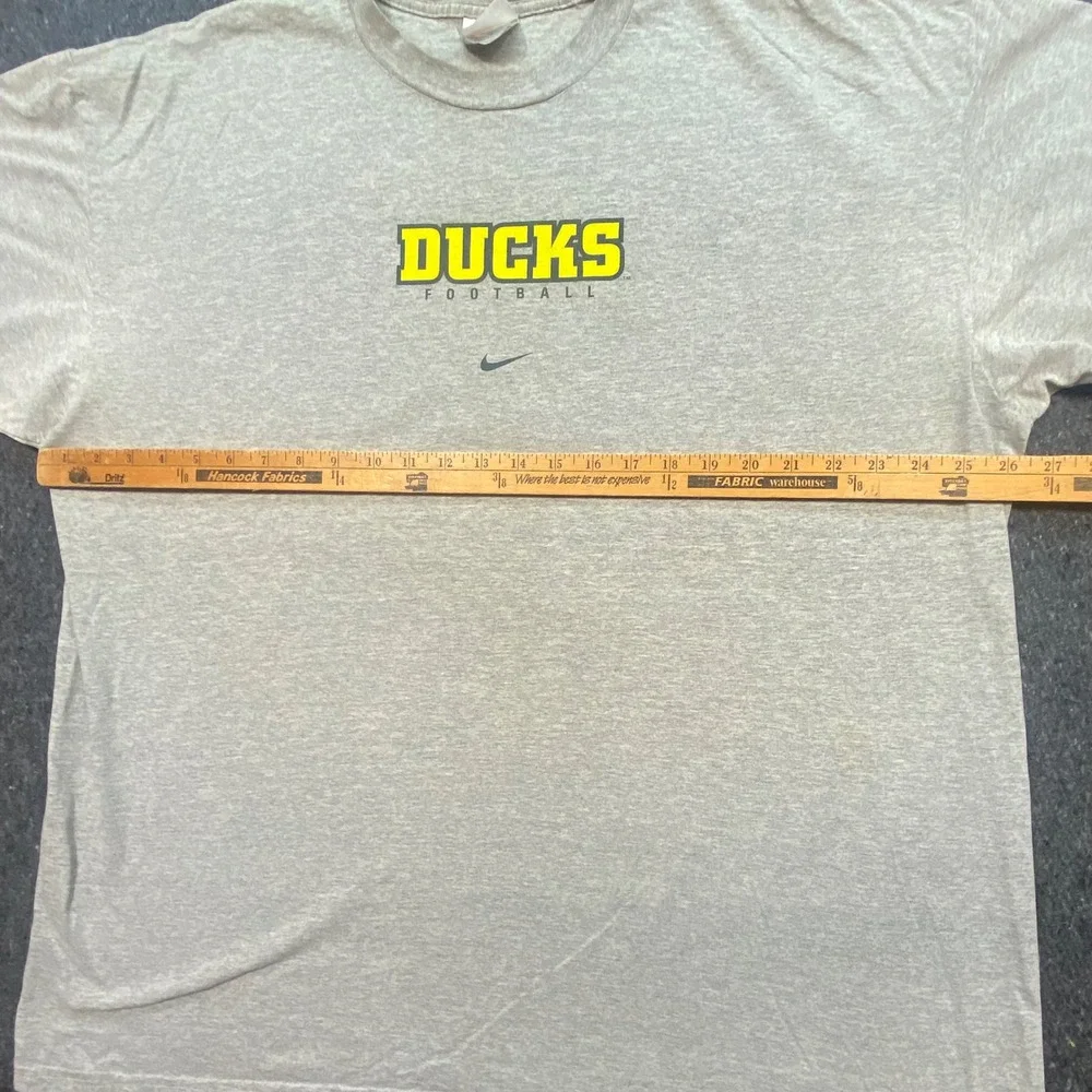 Nike Oregon Ducks Football Shirt Sz XXL Mens Gray Gorpcore Collegiate Swoosh Tee